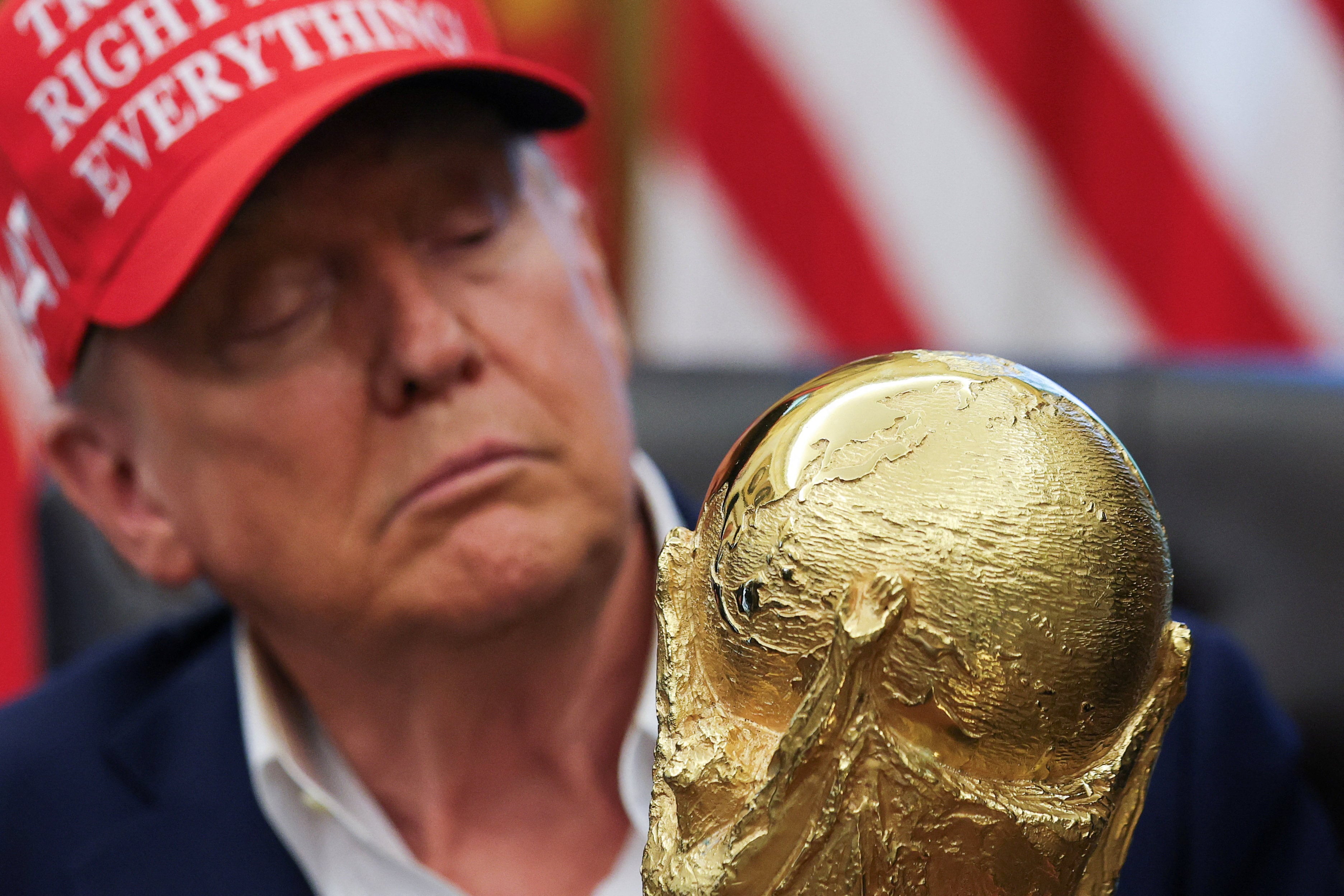 Donald Trump posaba con el trofeo del Mundial de fútbol, en agosto en la Casa Blanca.