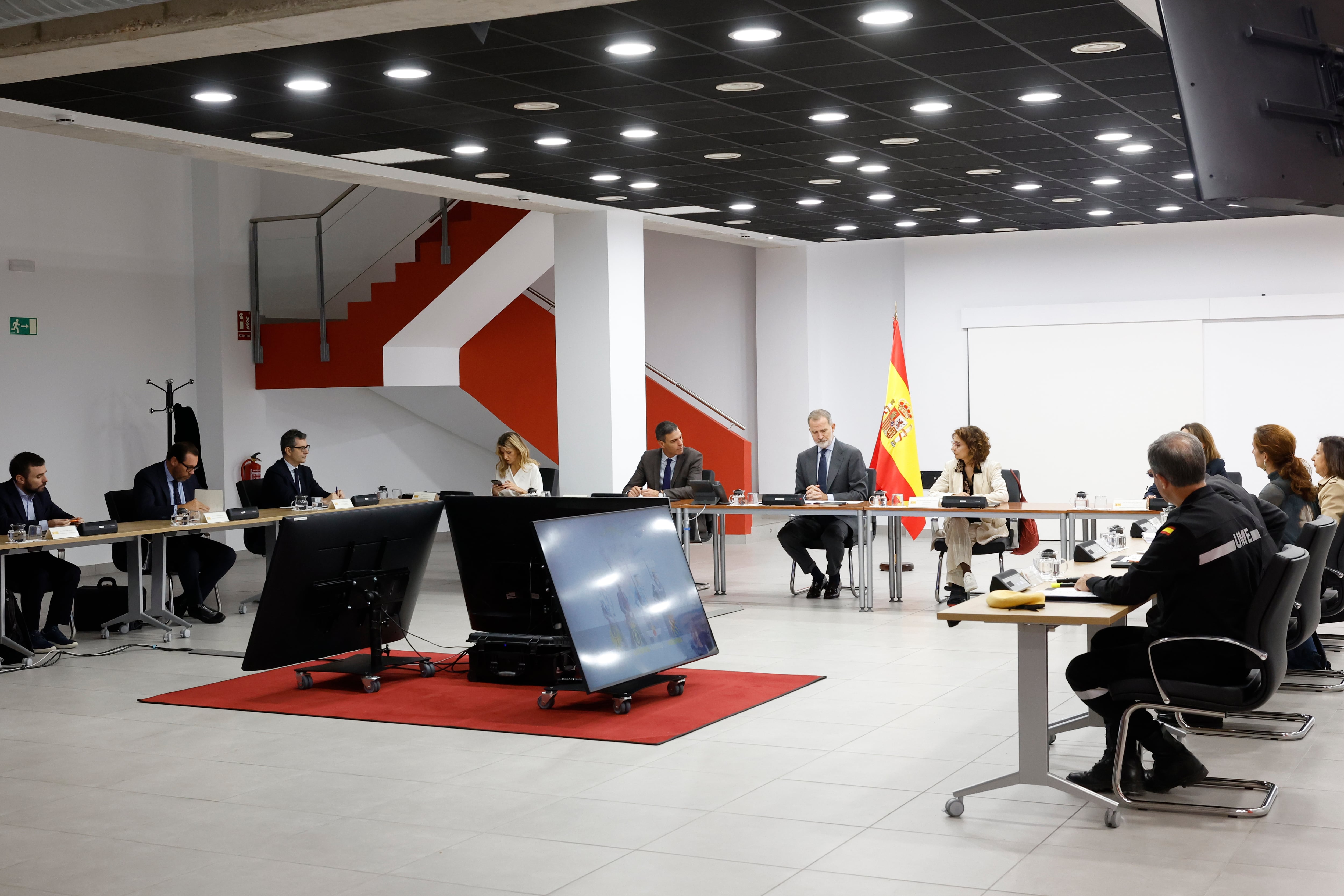 La vicepresidenta segunda y ministra de Trabajo, Yolanda Díaz; el presidente del Gobierno, Pedro Sánchez; el Rey Felipe VI; y la vicepresidenta primera y ministra de Hacienda, María Jesús Montero, durante la reunión del Comité de crisis para el seguimient