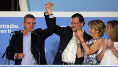 Madrid Mayor Alberto Ruiz Gallardón, Mariano Rajoy, Madrid regional premier Esperanza Aguirre and PP campaign manager Ana Mato.