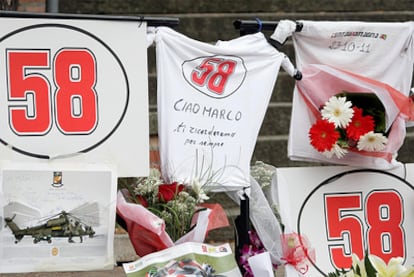 Durante toda la jornada de ayer surgieron numerosas muestras de apoyo a Marco Simoncelli en su localidad natal, Coriano. En la imagen, carteles y camisetas adornan una de las calles del municipio italiano.carteles