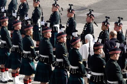 Benedicto XVI y el príncipe Felipe pasa revista a la guardia de honor en el aeropuerto de Edimburgo, Escocia.