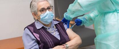 Nieves Cabo, compostelana de 82 años residente del centro Porta do Camiño de Santiago, recibe la segunda dosis de la vacuna de Pfizer-BioNTech.