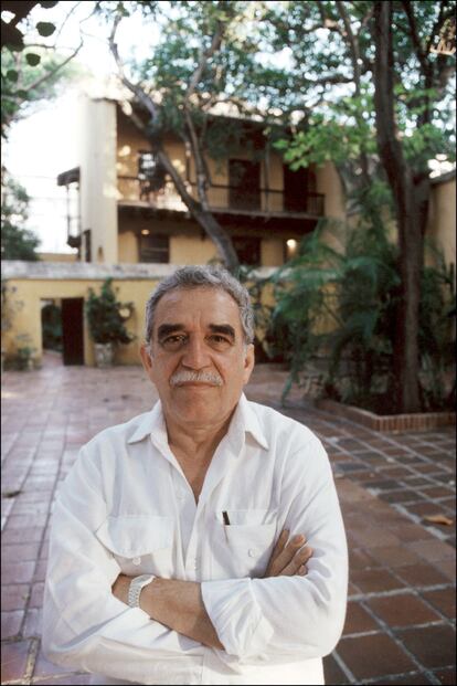 El escritor colombiano y premio Nobel de Literatura Gabriel García Márquez posa con una guayabera en Cartagena (Colombia), el 20 de febrero de 1991. 