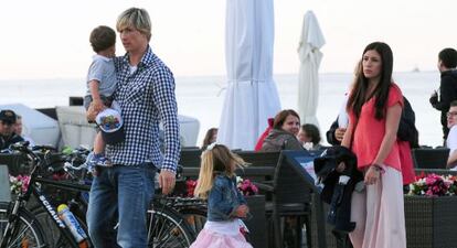 Fernando Torres, su mujer, Olalla Domínguez, y sus hijos Leo y Nora.