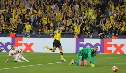 Niclas Fullkrug celebra antes de que el balón toque la red, entre Lucas, lesionado, y Donnarumma, batido.