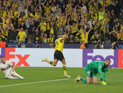 Niclas Fullkrug celebra antes de que el balón toque la red.