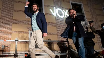 El entonces candidato a la presidencia de la Junta de Castilla y León, Juan García-Gallardo (izquierda) y el presidente de Vox, Santiago Abascal, durante la noche electoral castellanoleonesa de 2022. 