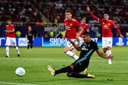 El jugador Casemiro, del Real Madrid, anota el 1-0 para su equipo.