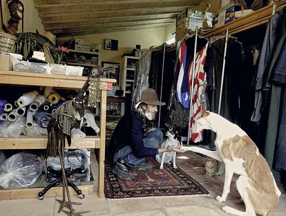 Miguel Adrover en su estudio junto a sus perros.