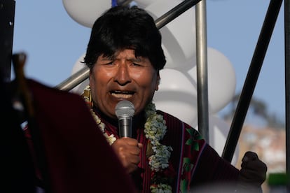 El expresidente Evo Morales se dirige a sus simpatizantes tras marchar hacia La Paz, Bolivia.