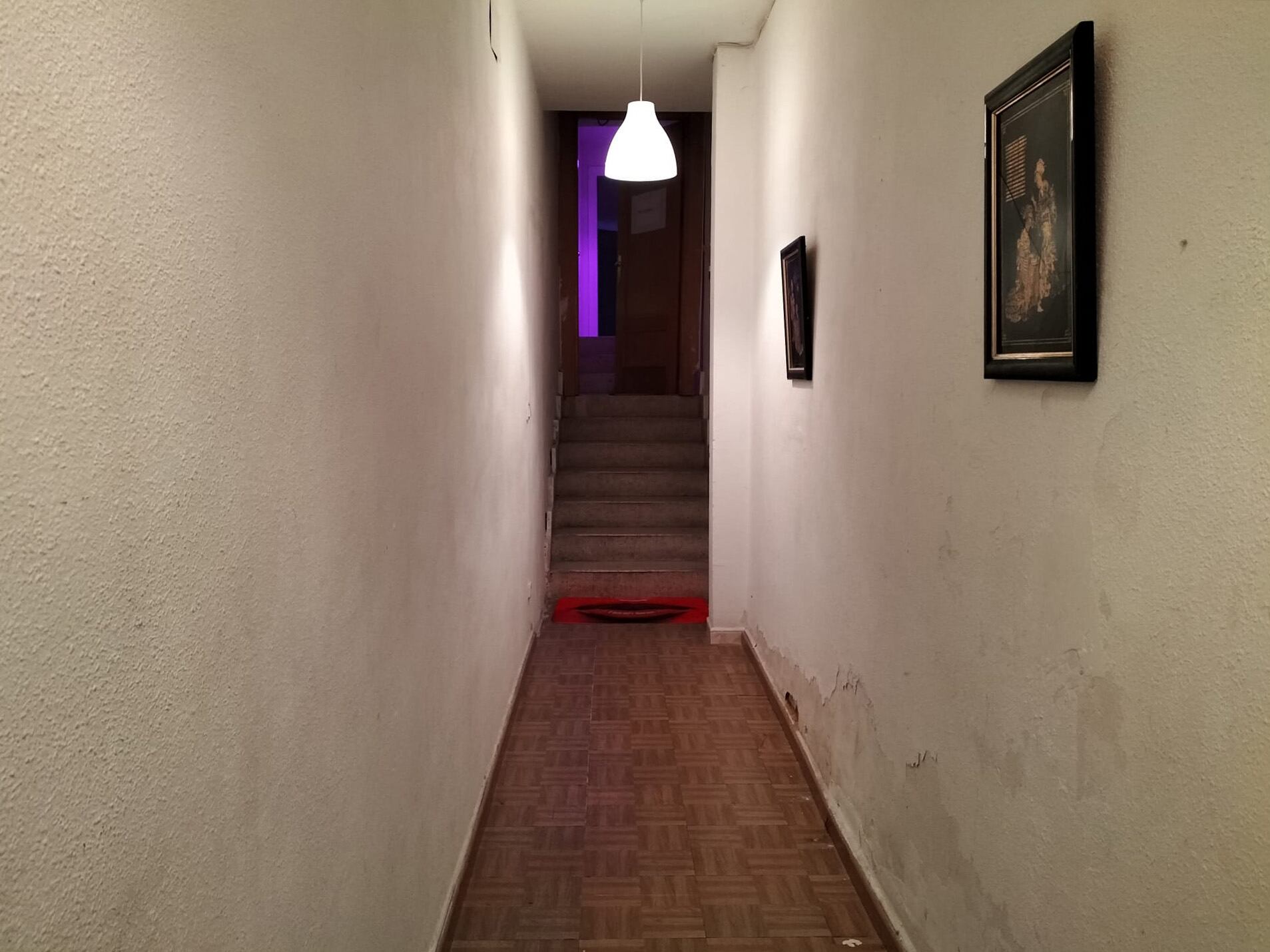 
El pasillo que da lugar a las habitaciones por hora en un bajo de Carabanchel.