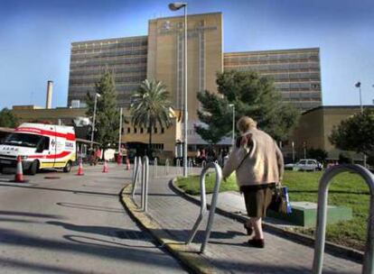 El hospital La Fe de Valencia es el que más intervenciones ha desviado a centros privados.