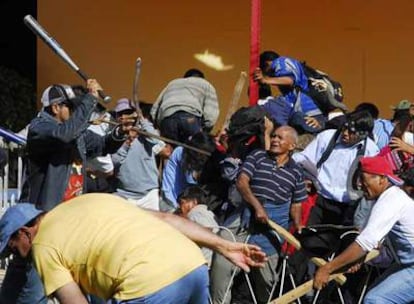 Simpatizantes del Gobernador de Cochabamba pelean con seguidores de Evo Morales durante los enfrentamientos violentos en Cochabamba.