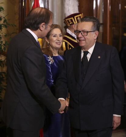 El presidente del Senado, Pío García Escudero (i), y la presidenta de la Cámara Baja, Ana Pastor (c), saludan a Miguel Herrero y Rodríguez de Miñón (d), uno de los padres de la Constitución, durante la recepción que se celebra en el Congreso de los Diputados.