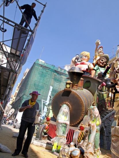 Aún quedan figuras por colocar en la falla de la plaza de la Mercé, que terminará de plantar el monumento esta noche.