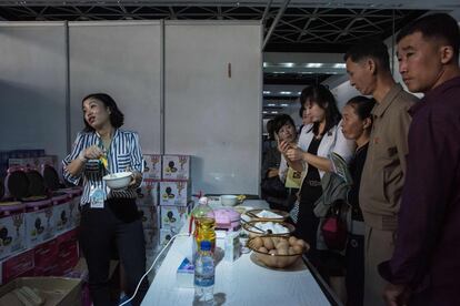 La representante de una empresa de accesorios de cocina lleva a cabo una demostración de una gofrera.