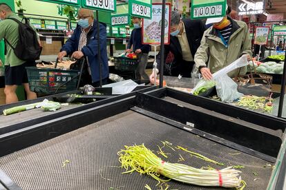 Residentes en Pekín acuden a comprar alimentos a un supermercado después de que se anunciara un brote en algunos barrios de la capital china