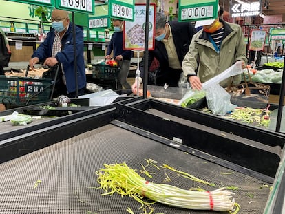 Residentes en Pekín acuden a comprar alimentos a un supermercado después de que se anunciara un brote en algunos barrios de la capital china