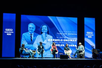 Juan Carlos Ortega, presentador de la gala, Roberto Torija, Marta González Novo, Ángeles Afuera y Carmelo Encinas  sobre el escenario de la gala en el teatro Lope de Vega.