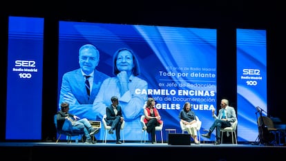 Juan Carlos Ortega, presentador de la gala, Roberto Torija, Marta González Novo, Ángeles Afuera y Carmelo Encinas sobre el escenario de la gala en el teatro Lope de Vega.
