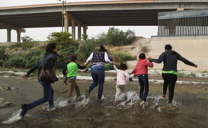 Um grupo de imigrantes cruza o rio entre Cidade Juárez (México) e EL Paso (EUA), nesta segunda-feira