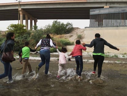 Un grupo de inmigrantes cruza el río entre Ciudad Juárez y El Paso, este lunes.