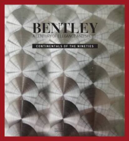 Con una cubierta de aluminio que homenajea a su salpicadero más icónico, solo se han impreso 1.500 ejemplares de ‘Bentley. Un siglo de elegancia y velocidad’, un libro tan detallado que incluye hasta el número de bastidor de cada coche retratado.
