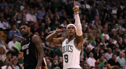 Rondo gesticula junto a LeBron James.
