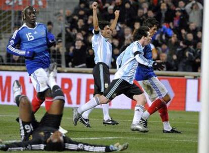 Messi (segundo por la derecha), tras anotar el segundo gol de Argentina.