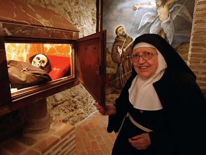La madre abadesa del monasterio de Santa Juana (Cubas de la Sagra) con los restos de fray Pedro