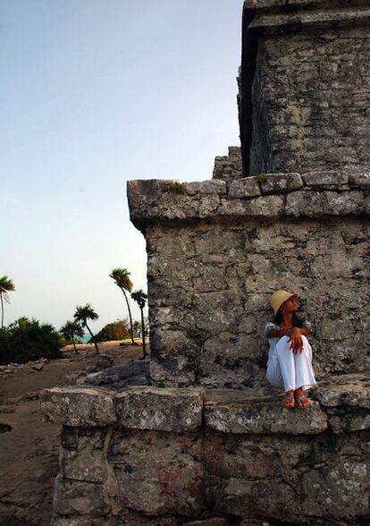 Un valioso rincón solitario en las concurridas ruinas de Tulum; de fondo, el intenso turquesa del mar Caribe.