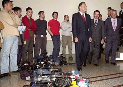 <B>SENADO</B>. Los periodistas han querido que el presidente del Gobierno, José María Aznar, fuera testigo presente de la protesta. Por ello, los informadores han recibido al jefe del Ejecutivo a su llegada a la reunión del Grupo Parlamentario Popular con las cámaras, los micrófonos y las libretas en el suelo. Además, se han negado a grabar la reunión. Aznar no ha realizado comentario alguno.