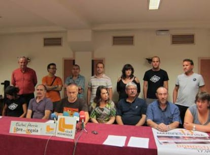 Representantes del movimiento Eleak anuncian ayer la convocatoria  para el día 13 de una manifestación a favor de Sortu en San Sebastián.