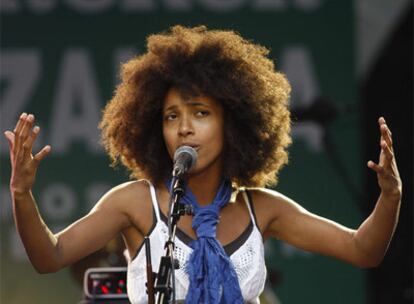 Esperanza Spalding durante su actuación en el concierto de ayer en Jazzaldía Donostiarra