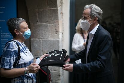 Momento en el que el director del Picasso, Emmanuel Guigon, obsequia a una de las primeras visitantes del museo tras su reapertura.