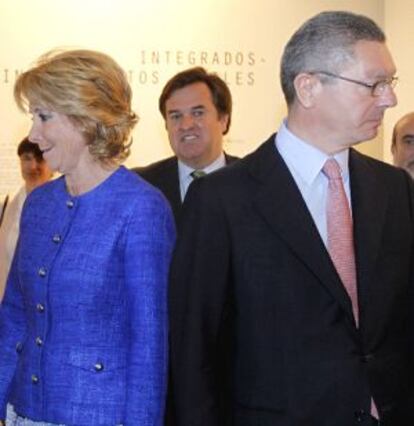 Esperanza Aguirre, presidenta de la Comunidad de Madrid y Alberto Ruiz Gallardón durante el homenaje al que fue alcalde de Madrid Agustín Rodríguez Sahagún.