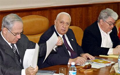 El primer ministro, al inicio de la reunión semanal de su Gabinete, hoy en jerusalén.