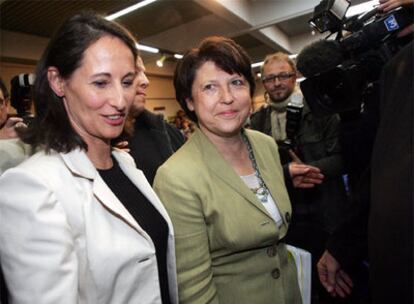 Ségolène Royal (izquierda) junto a la dirigente del PS francés, Martine Aubry, en un mitin del partido.