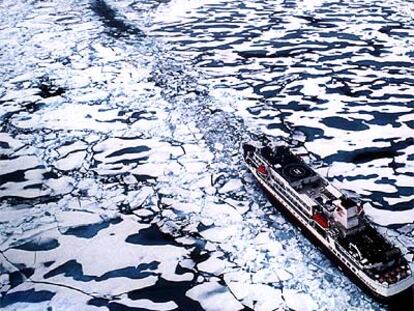 El calentamiento global provoca que se funda el hielo del Ártico y da paso a espectaculares posibilidades económicas, como la apertura de nuevas rutas marinas en el norte del planeta.