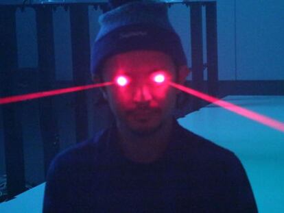 Daito Manabe, en pleno show interactivo &lsquo;Laser eyes&rsquo;.