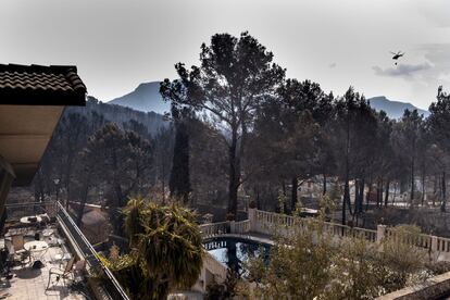 Exterior de una vivienda tras el incendio urbano forestal de Llutxent, en Gandía.