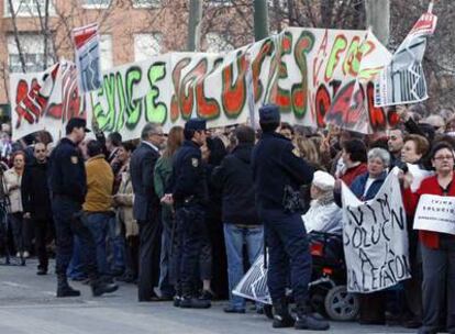 Manifestación del Foro de Orcasitas frente a la Asamblea de Madrid como protesta contra el IVIMA, a quien demandan la instalación de calefacción en sus viviendas.