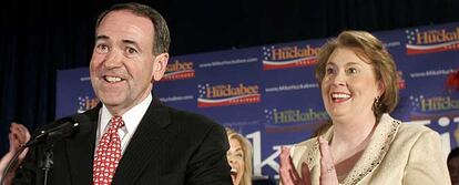 El ex gobernador de Arkansas Mike Huckabee y su esposa, Janet, celebran el triunfo en los <i>caucuses</i> republicanos de Iowa.