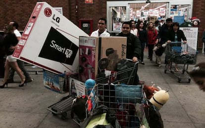 Compradores aprovechan los descuentos en una tienda departamental.