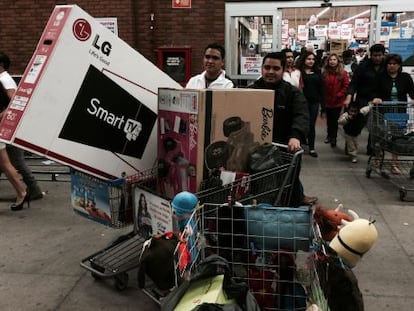 Compradores aprovechan los descuentos en una tienda departamental.