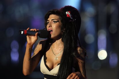 <p><strong>Su legado.</strong> Amy Jade Winehouse (1983–2011) solo publicó dos discos. El primero ('Frank', de 2003), prometía, pero el segundo ('Back to Black', 2006) se convirtió en uno de esos productos culturales absolutos que pensábamos que ya no tenían cabida en el siglo XXI. Las letras eran confesionales y duras, las melodías eran perfectas y la producción tan pulida que parecía que llevaba décadas en el aire esperando a ser escuchada. Su éxito (ha vendido unos 12 millones de ejemplares) abrió la veda para que decenas de cantantes (Adele, Duffy, Rumer, Eliza Doolittle) siguieran su estela. Y la propia Amy (su peinado, su maquillaje, su ropa, su actitud desafiante sobre el escenario) se convirtió en un icono instantáneo todavía influyente años después.</p> <p><strong>Su muerte.</strong> El comportamiento de Amy sobre el escenario, sus adicciones, sus problemas con la ley y su salud frágil hicieron que todo el mundo se figurase que podía morir joven. El 23 de julio de 2011 esos presagios se cumplieron. Amy no falleció debido al consumo de drogas ilegales, sino por una ingesta masiva de alcohol cuando llevaba tres semanas sin beber. Por mucho que hubiese practicado la autodestrucción en vida, su muerte no fue intencionada. Tenía 27 años. </p> <p> </p>
