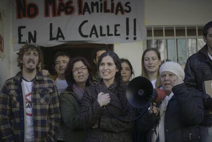 S&iacute;lvia P&eacute;rez Cruz, en el centro, en una imagen de &#039;Cerca de tu casa&#039;.