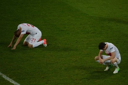 Lewandowski y Grosicki en el suelo, tras caer derrotados ante la Rep&uacute;blica Checa. 