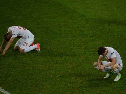 Lewandowski y Grosicki en el suelo, tras caer derrotados ante la República Checa.