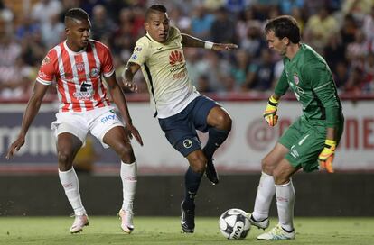 Marcelo Barovero de Necaxa (d) controla el balón ante la presión de Arroyo (c)